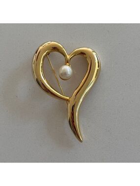 BROOCH Pin Modernist Stylized Heart Faux Pearl Gold Tone Metal Unsigned Romantic